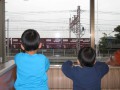 電車を見る孫たち